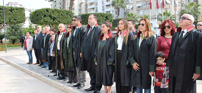Avukatlar Atatürk Anıtı'na çelenk sundular