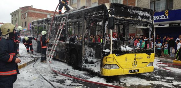 Gaziosmanpaşa'da itfaiye aracı ve otobüsü yaktılar 