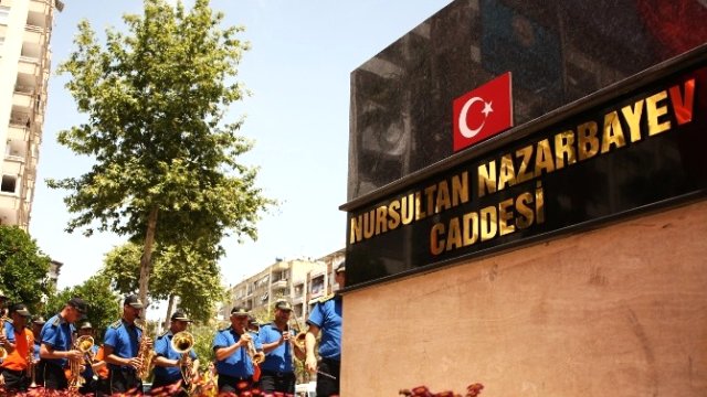 Nazarbayev'in İsmi Adana'da Caddeye Verildi