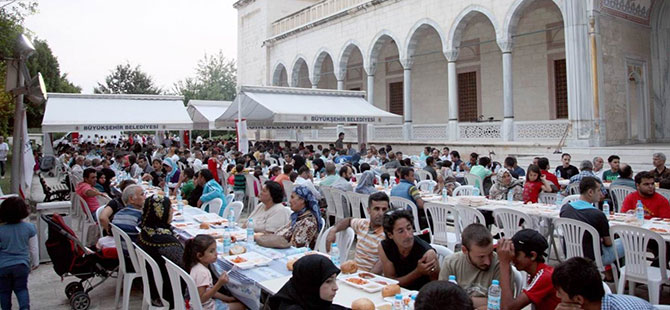 Mahmut Çelikcan vatandaşlarla birlikte iftar açtı