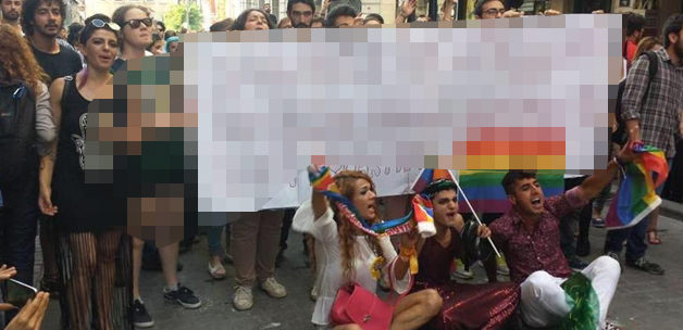 LGBT yürüyüşünde 3 aylara hakaret pankartı