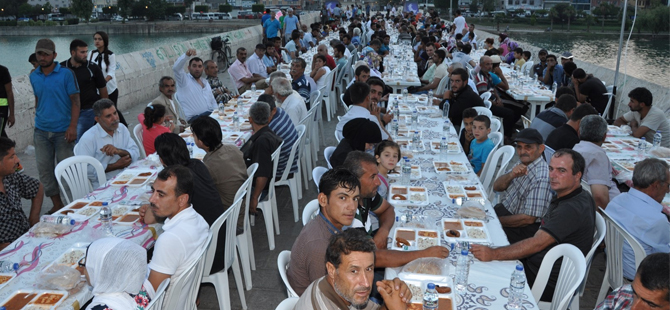Yüreğir Belediyesi'nden Taşköprü'de iftar