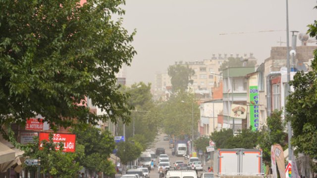 Anız Dumanı ile Karışan Toz Bulutu Kozan'da Hayatı Olumsuz Etkiliyor