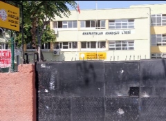 Okula pompalı tüfekli saldırı