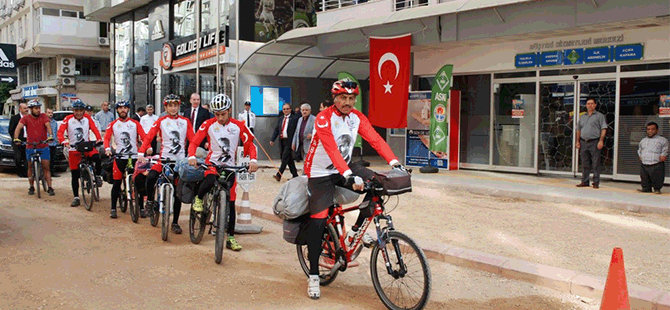 Anıtkabire Türk bayrağı götürüyor
