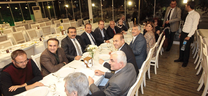 Belediye Başkanları Karalar'ın yemeğinde toplandı