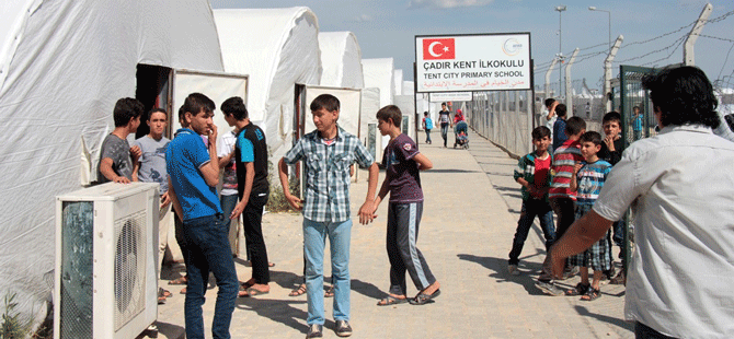 CHP'li vekiller mülteci kampında
