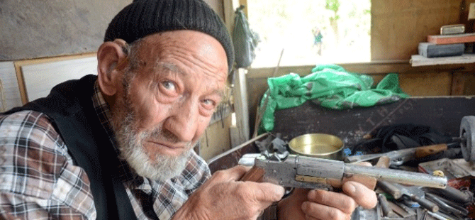 86 yaşındaki Ramazan Dede'nin yaptığı silahları almak için kuyruk var