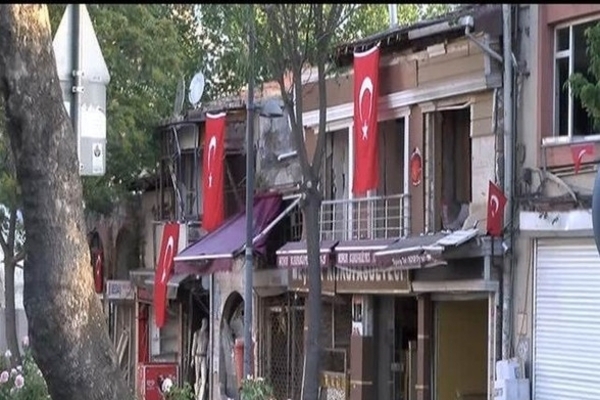 Vezneciler'de iş yerlerine Türk bayrakları asıldı