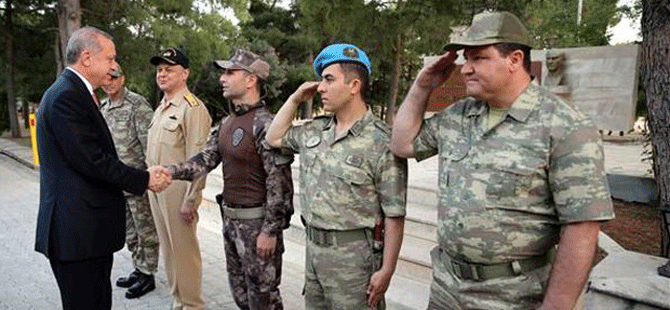 Erdoğan'ın yanındaki rütbesiz askerin kim olduğu belli oldu