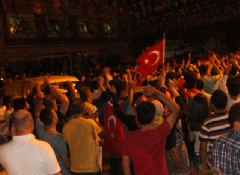 Adanalılardan 'darbecilere' tepki