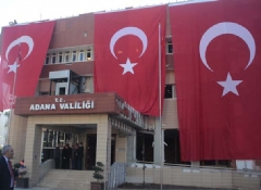 Adana Valiliği bayraklarla donatıldı