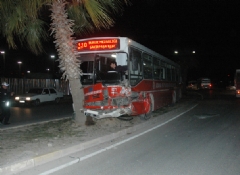  Belediye otobüsü kaza yaptı