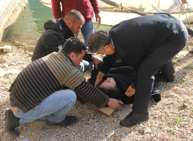 Adana'da Bir Genç, Köprüden Nehre Düşen Kadını Kayıkla Kurtardı