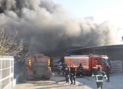 Adanada mobilya fabrikasında yangın
