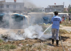  Suriyeliler çadırlarını yakıp taşındı