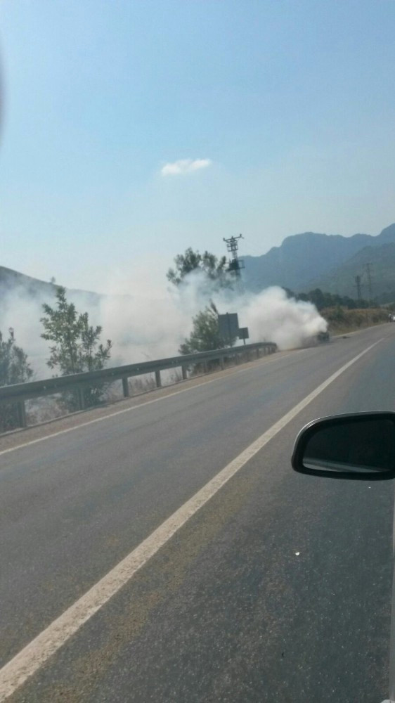 Kozan'da Hareket Halindeki Otomobil Yandı
