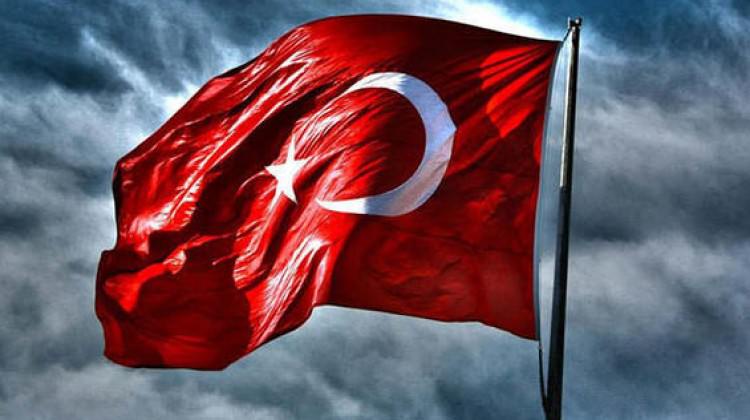 Türk bayrağına çirkin saldırı