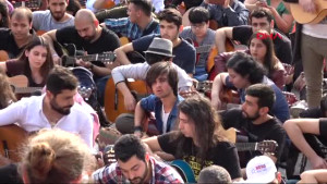  Adana'da 'Toplu Gitar Çalma Rekor Denemesi'nde İstenilen Sayıya Ulaşılamadı