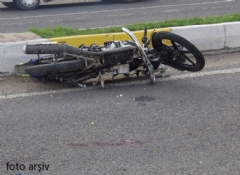 Motosikletiyle kaldırıma çarpan genç öldü