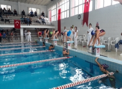 Adana'da yüzme yarışları