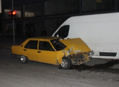 Adana'da araçlara çarpan sürücü kaçtı