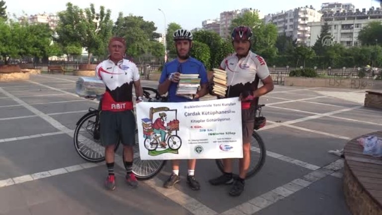 Bisikletle 310 kilometre kitap taşıyacaklar 