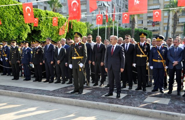 Adana'da Atatürk Parkı'nda tören