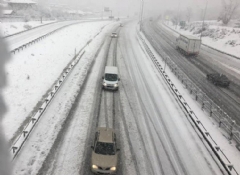 Pozantıda kar yağışı trafiği aksattı