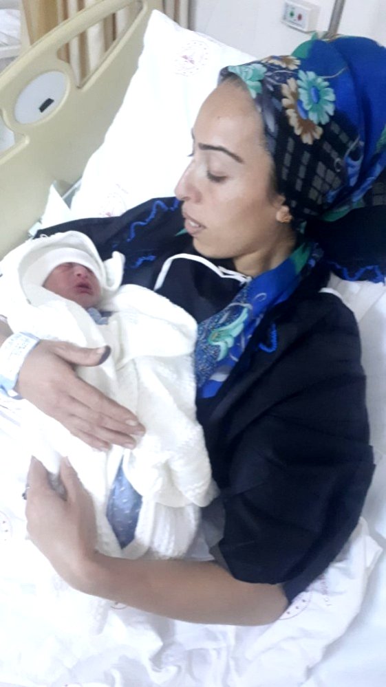Ceyhan'da yeni yılın ilk bebeği