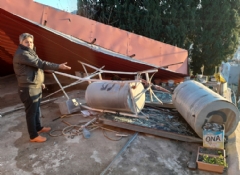 Kozan'da fırtına çatıları uçurdu