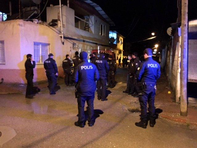 Ceyhan'da 2 kişi sokak ortasında vuruldu