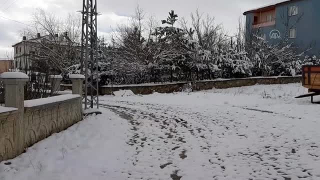 Adana'nın Tufanbeyli ilçesinde kar yağışı etkili oldu.