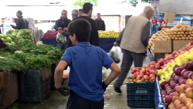 Adana'da yasağa rağmen pazarcılar çocuklarıyla birlikte çalıştı