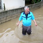 Kozan'da aşırı yağış sele neden oldu, evleri su bastı