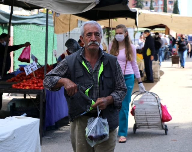 Adanalılar pazarda maske takma zorunluluğuna uymadı