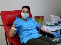  Sağlık çalışanları kan verdi