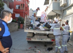  Adana'da bir evden 11 kamyon çöp çıktı