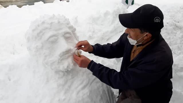 Esnafın yaptığı kardan heykeller