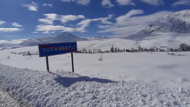 Tufanbeyli'de kar nedeniyle 29 mahalle yolu ulaşıma kapandı