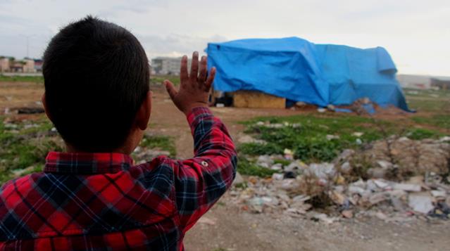 5 çocuklarıyla birlikte boş arazideki çadırda yaşam mücadelesi
