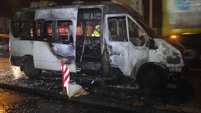 Polisleri taşıyan servis minibüsünde çıkan yangın söndürüldü