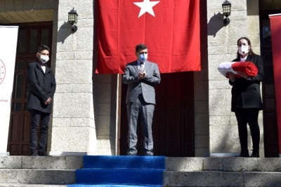 Gençlere emanet edilen Türk bayrağı