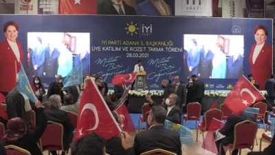 Koray Aydın, Adana'da partisine üye olanlara rozet taktı