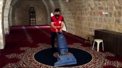 Gönüllü Gençler Tarihi Hoşkadem Camii'nde temizlik yaptı
