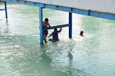 Yüzerken polisi görünce köprü altına saklandılar