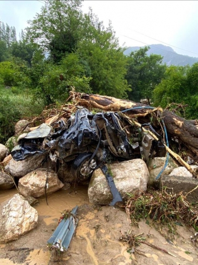 Kozan'da iki araç sel sularına kapıldı