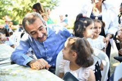 Başkan Çetin Adana Çocuk Evleri Sitesi'nde kız çocuklarıyla buluştu