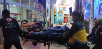 Kozan'da Köprü duvarına çarpan otomobildeki 3 kişi yaralandı