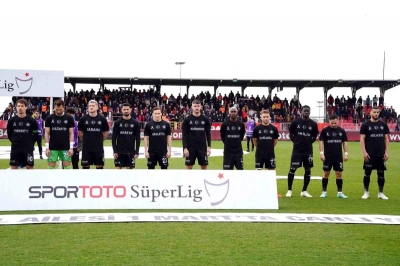 Adana Demirspor maça siyah forma ile çıktı
